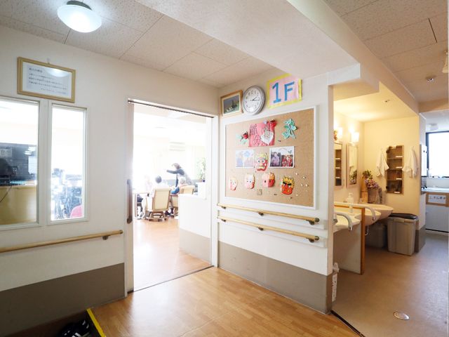 暖かな雰囲気の居室入口