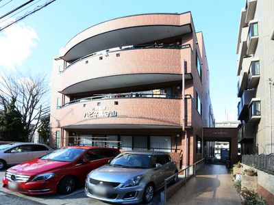 暖色の外観の建物