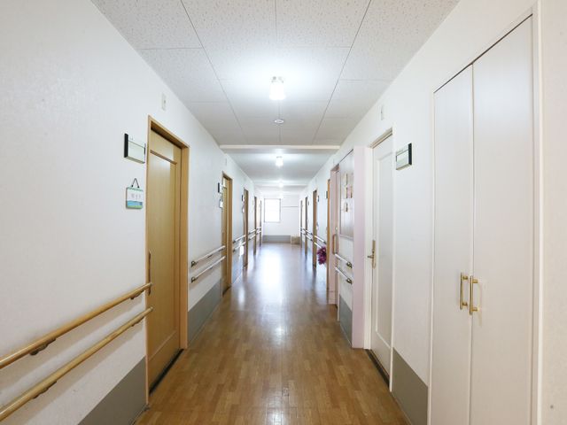 明るい廊下と部屋の扉