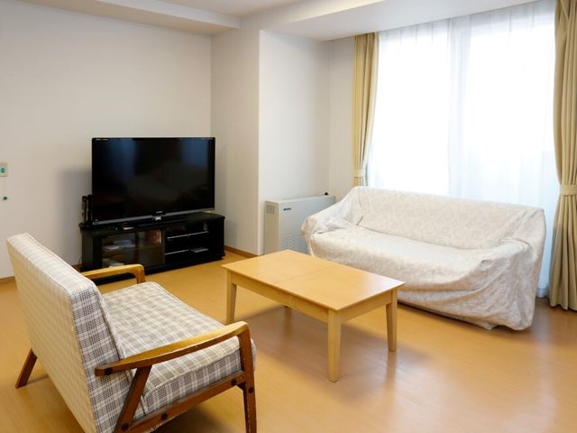 居心地の良い居室内装 ラウンジ ゆったりとしたソファがあり、くつろぎながら過ごせる居室です。大型テレビで映画鑑賞など、楽しい時間を過ごせます。