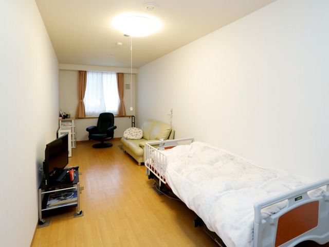 居心地の良い居室空間 居室 清潔感のある居室で、日当たりが良く、快適なプライベート空間が確保されています。ゆったりとした椅子やベッドも完備され、落ち着いた時間を過ごせることでしょう。