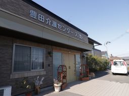 明るい日差しのエントランス