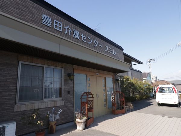 明るい日差しのエントランス