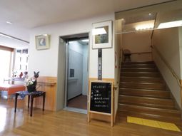 エレベーターと階段の入口