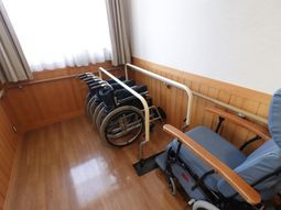 車椅子が並ぶ部屋