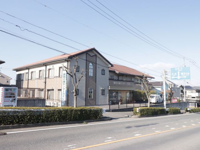 街中にある洋風建築 外観 温かみのあるデザインの建物です。周囲の街並みに溶け込む外観で、道路からのアクセスも良好です。
