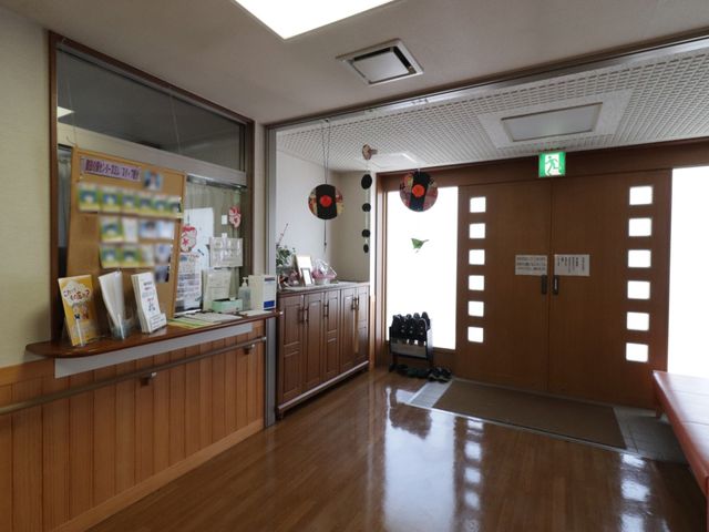 エントランスの明るいロビー 玄関 受付脇の窓から差し込む日が温もりを感じさせるロビーです。飾られた季節の装飾品が、訪れる人々を穏やかにお迎えします。