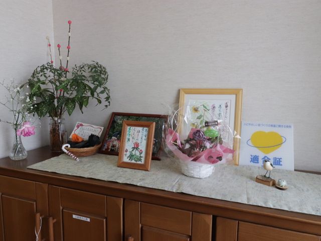 飾り棚上の贈り物と飾り 装飾 心温まる贈り物や装飾が、来訪者を温かく迎えます。日々の生活に彩りを添えるアイテムがあふれる空間です。