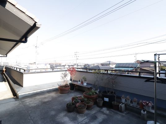 明るい屋外空間の一角
