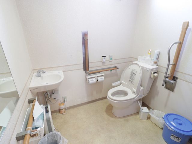 バリアフリーのトイレ設備 トイレ 手すり付きトイレで安心して利用できます。清潔感がある空間は利用者の快適さを考慮しております。