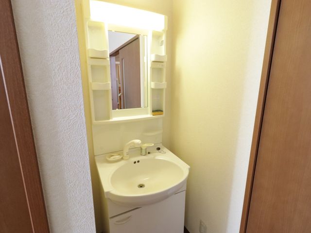 清潔感のある洗面台 居室内洗面台 ゆとりある洗面スペースが配された居室です。毎日の身支度に必要な備えが整っており、快適な生活をサポートします。