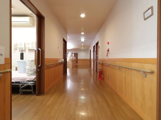 手すり付きの広い廊下