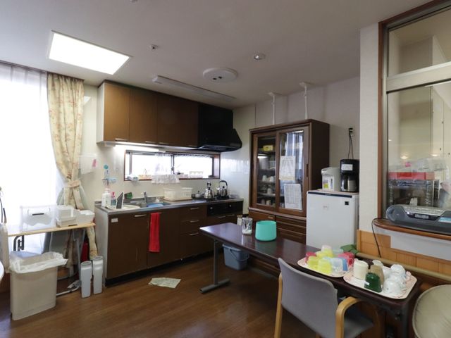 キッチン付き共有スペース キッチン 利用者の方が集うダイニングスペースです。清潔感のあるキッチンで、食事の準備が行われている様子がうかがえます。