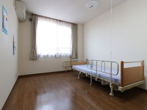 居室のベッドと窓
