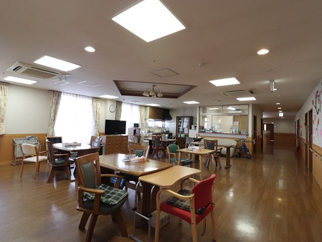 共有スペースの居心地の良さ 食堂 明るく清潔感のあるダイニングルームです。広々としたスペースで、利用者様のくつろぎの時間をサポートします。