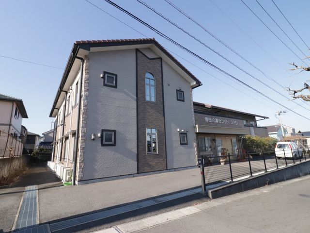 快適な環境の施設外観 外観 清潔感があり、落ち着いた色合いの建物です。周りの住宅に溶け込むようなデザインで、訪れる方を温かく迎えています。