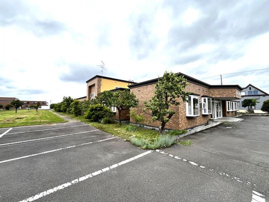 駐車場付きの建物