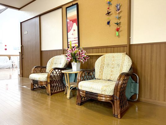 椅子が並ぶ廊下