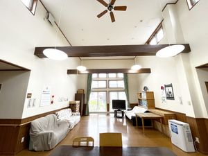 照明が印象的なリビング