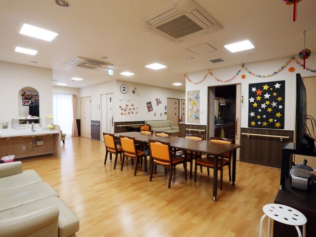 共用スペースの居心地の良さ リビングダイニング3 装飾が施された温かみのある食堂です。お客様の憩いの場として、明るく開放的な空間を提供しています。