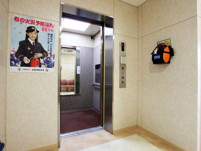 清潔感のあるエレベーター エレベーター 設備が整い、広々とした動線のあるエレベーターです。利用者の安全と快適な移動を支えるための設計がされています。