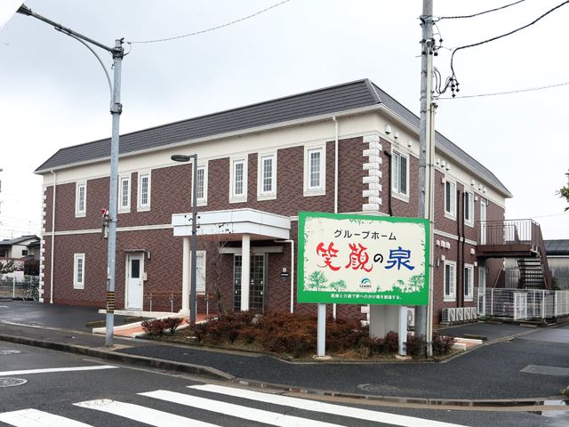 明るい外観の建物 外観1 清潔感のある建物の正面入り口は、来訪者を暖かく迎え入れます。スタッフとして迎える側に立つやりがいを感じられるでしょう。