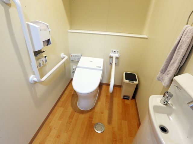 バリアフリー設計のトイレ トイレ サポートバー付きのトイレは、使用しやすさに配慮された設計で、快適にご利用いただけます。明るく清潔感があり、安心してお仕事を始められる環境です。