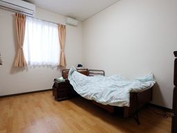 シンプルな居室の様子
