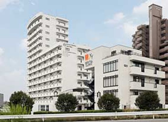 白い建物外観