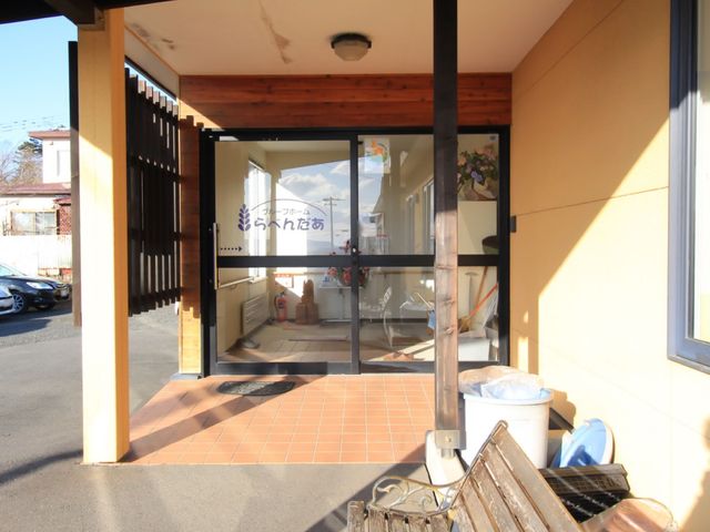 入り口に掲示物のある施設 玄関 明るさが心地よいエントランスには、お出迎えの掲示物が設置されており、暖かい雰囲気が漂います。