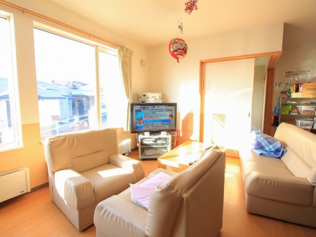 リビングの日差し 共有スペース 陽光あふれる居室です。ゆったりとしたソファでは、テレビ視聴等、快適な時間を過ごせます。