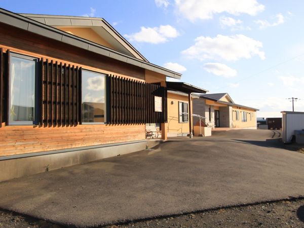 明るい外観の建物