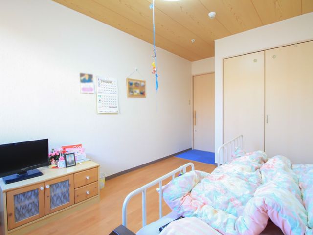 快適な居室の一角 居室 明るく清潔感のある居室で、個人の時間を大切にしながらゆったりと過ごせる空間です。ベッドや収納スペースも完備され、快適な日常生活をサポートします。