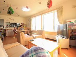 明るい共有リビング空間