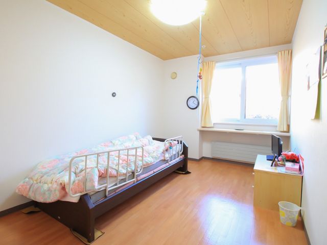 居心地の良い居室の様子 居室 広々とした部屋には、日差しの入る窓と必要な家具が配置され、快適な生活空間が整っています。