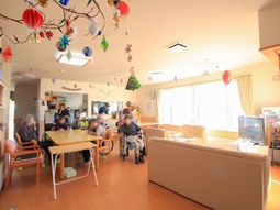 暖かな採光の共有スペース