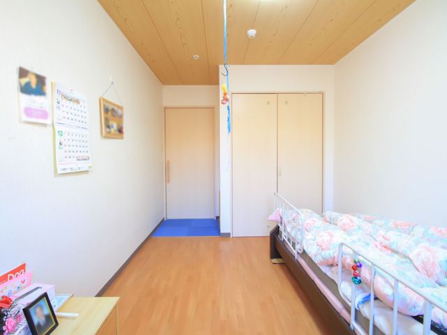 居心地の良い居室 居室 広々とした木目調の居室です。個人のプライバシーが尊重されたあたたかみのある空間をご体感いただけます。