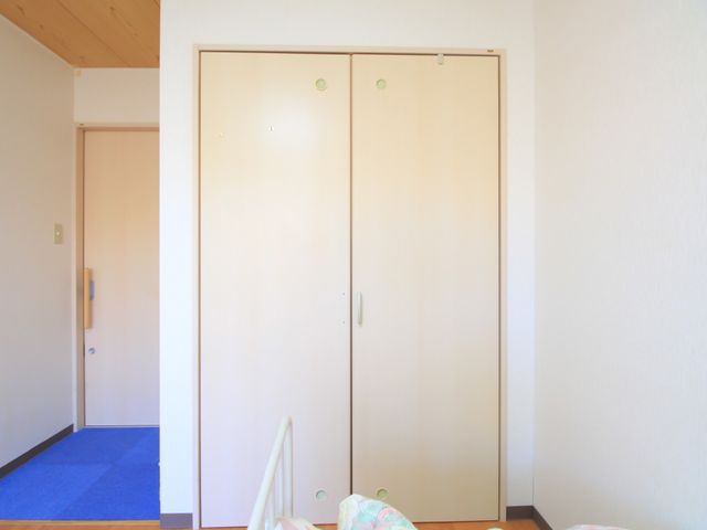 明るい居室のクローゼット 収納 シンプルで使いやすいデザインの居室です。こちらのスペースは仕事とプライベートの両立を考えた方にぴったりです。