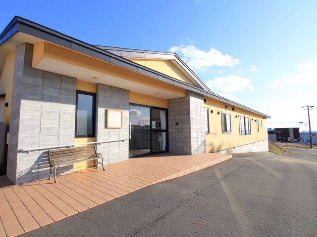 明るいエントランス外観 外観 清潔感にあふれるエントランスが、ご来訪者を暖かくお迎えしています。手すり付きのベンチも配慮され、待ち時間も快適に過ごせます。
