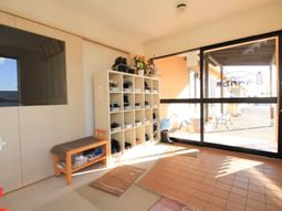 玄関と靴ラックの空間