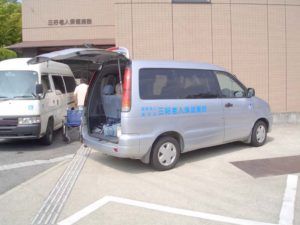 送迎車が停まっている様子