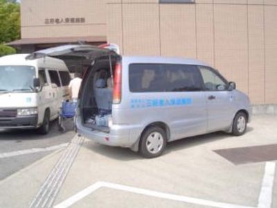 送迎車が停まっている様子