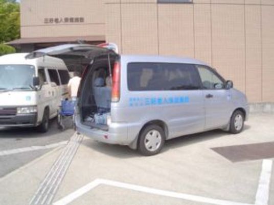 送迎車が停まっている様子