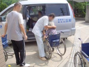 介助が行われている外観