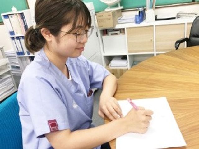 スタッフ業務の様子 スタッフイメージ 介護施設スタッフが、丁寧に業務を行う姿です。職場の雰囲気を感じられます。