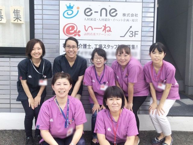 スタッフ紹介の様子 スタッフイメージ 笑顔あふれるスタッフが、チームワーク良く働く姿が印象的です。充実したサポート体制を感じられます。