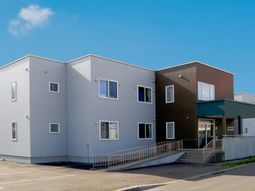 白と茶の建物の外観