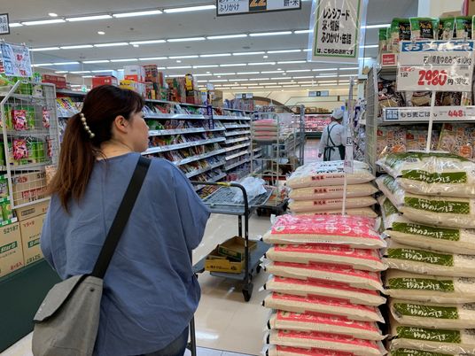 スーパーで買い物する人