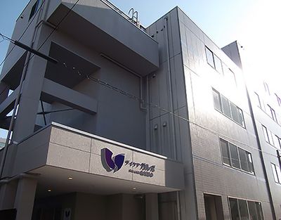 シンプルな外観の建物