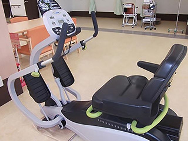 訓練用フィットネス機器 機能訓練室 利用者の健康維持をサポートするフィットネス機器が充実しています。快適に運動ができます。